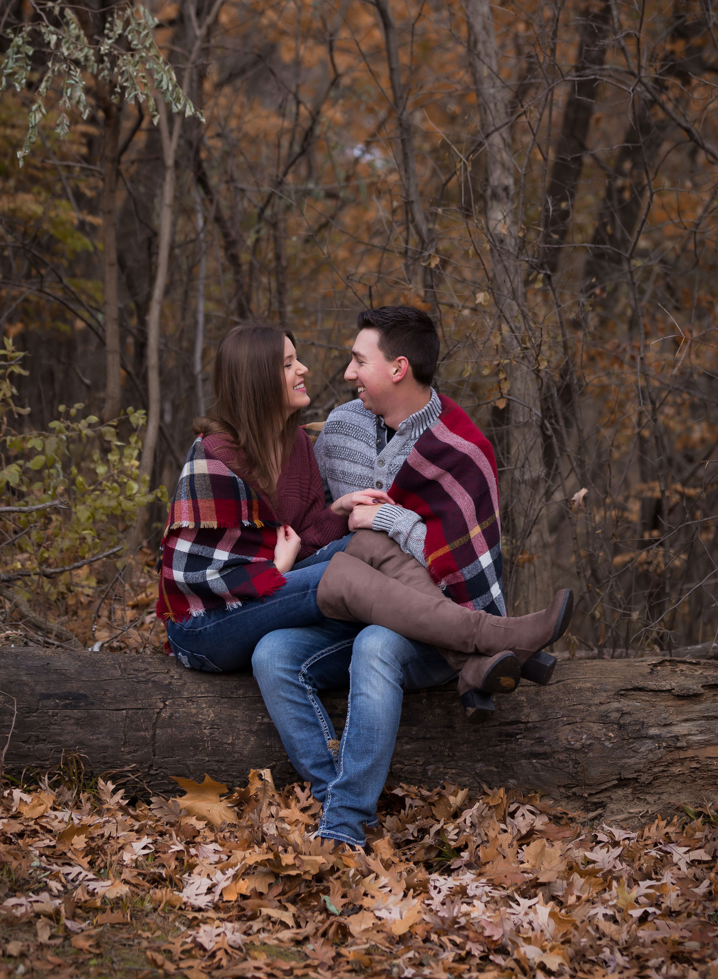 fall-couple-snuggled-on-log