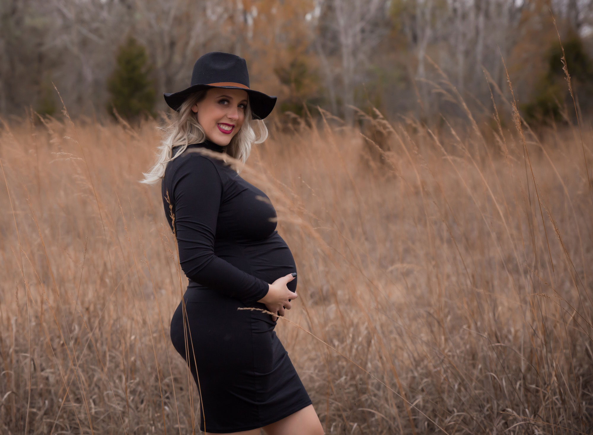 pregnant-woman-black-hat