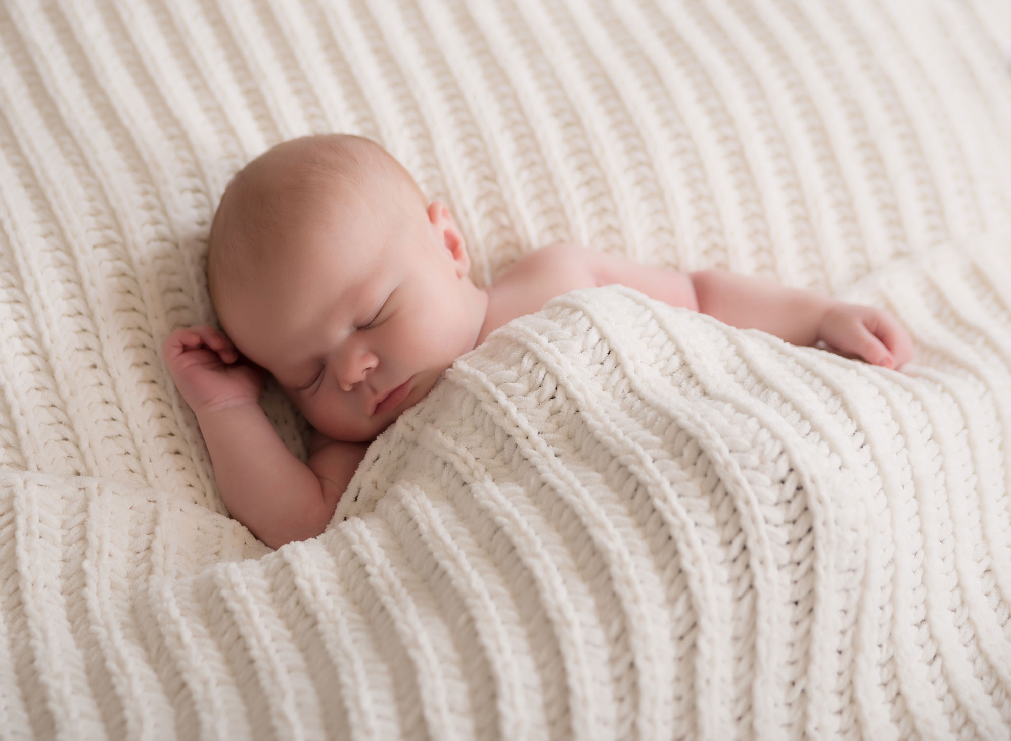 sleepy-baby-white-blanket